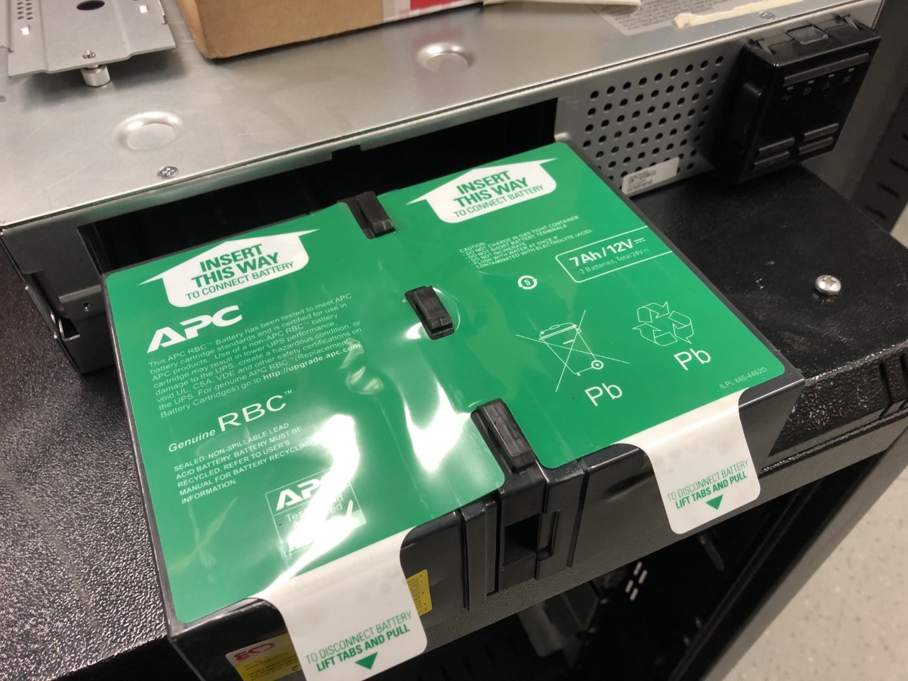 ups_battery_pullout